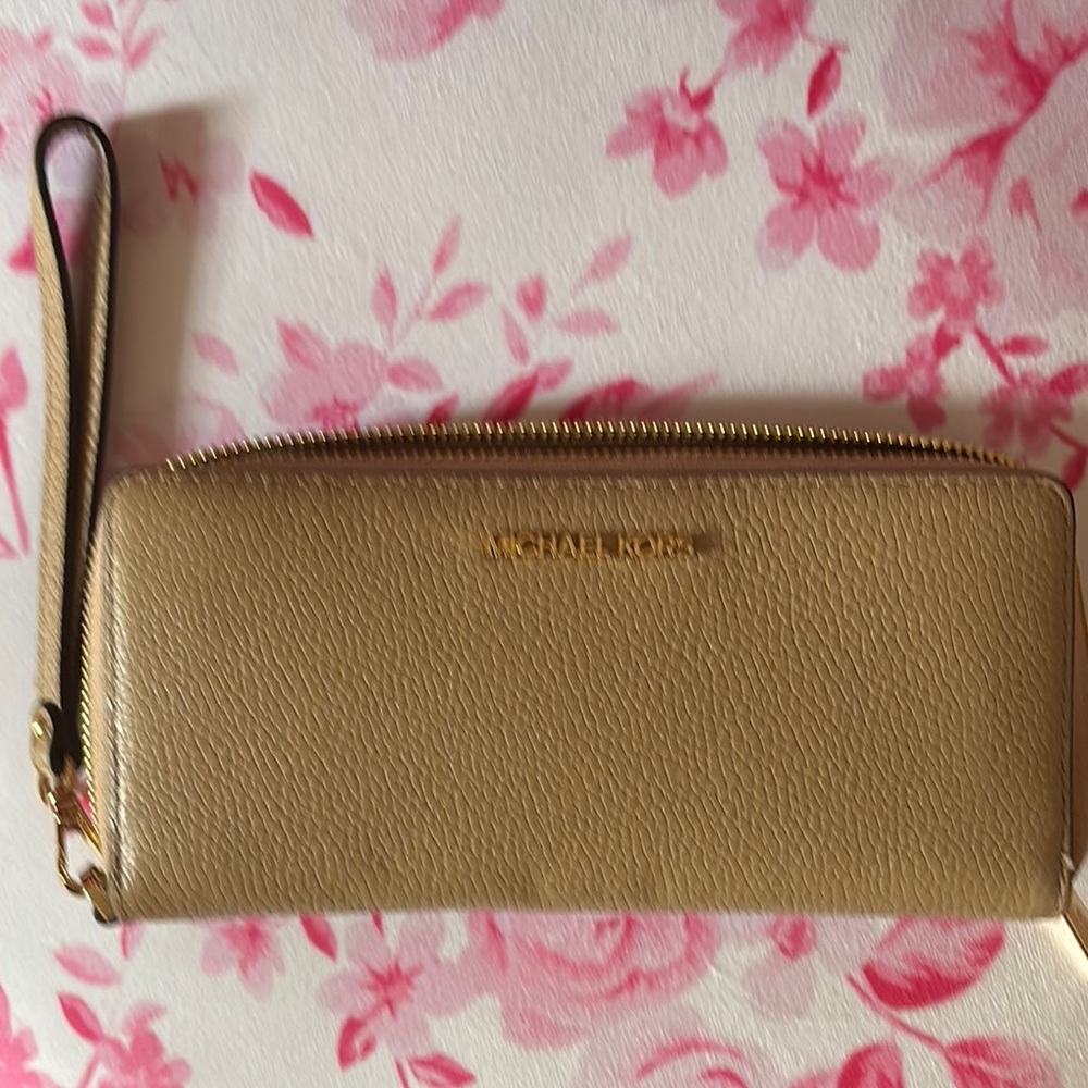 Michael Kors Metallic Wristlet wallet